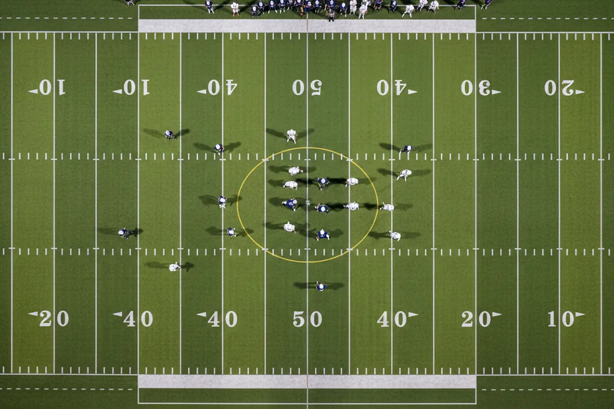 NFL Parlays Kombiwetten – mehrere Football-Spieler auf dem Feld in Formation