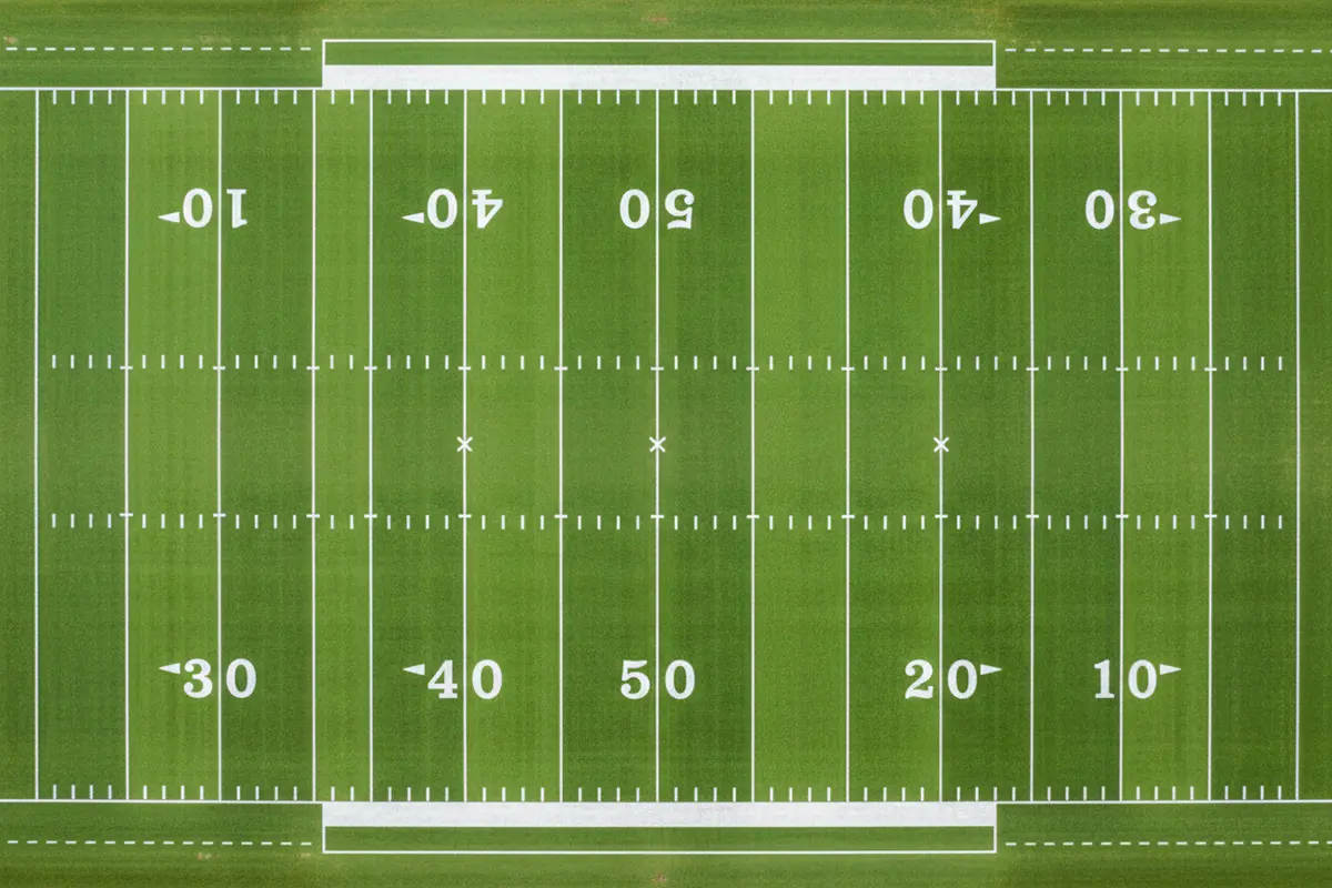NFL Statistiken für Wetten – Blick von oben auf ein Football-Spielfeld mit Markierungen